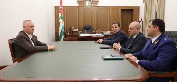 Бадра Гунба провёл совещание с руководителями правоохранительных органов