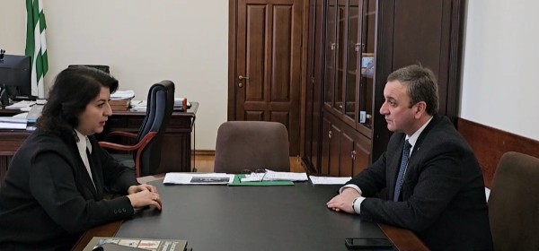 Владимир Делба Аԥсны иҟоу Урыстәыла ахәаахәҭратә хаҭарнак Залина Кобесова дылԥылеит