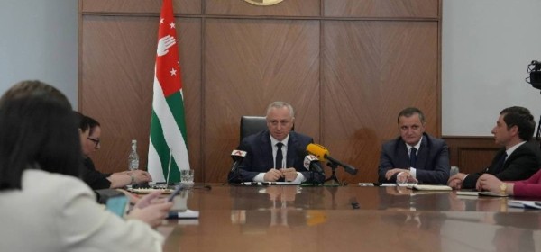 Аҳәынҭқарра Ахада Бадра Гәынба Урыстәылатәи Афедерациа Ахада Владимир Путини иареи реиԥылара аихшьалақәа ҟаиҵеит
