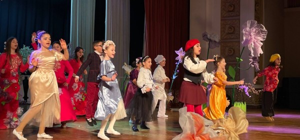 В Абхазской филармонии представили спектакль «Незнайка»