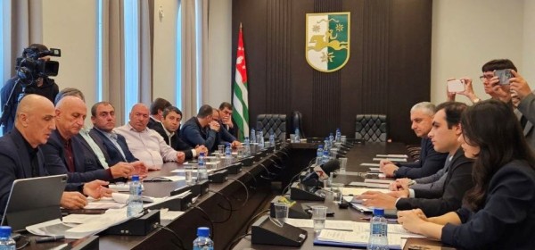 Аминистр Баҭал Мышәба Апарламент аҿы аенергетика Аминистрра аусуразы аҳасабырба ҟаиҵеит.