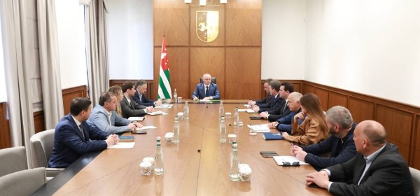 Президент Абхазии Бадра Гунба провел заседание по итогам Международного экономического форума