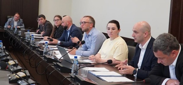 Аԥсны Жәлар Реизара адепутатцәа ралхрақәа ирыдҳәалоу азакәан апроектқәа ирыхәаԥшит Дауҭ Хәытаба ихантәаҩрала имҩаԥысуаз аҳәынҭқарра-зинтә политиказы апарламенттә еилакы аилатәараҿы