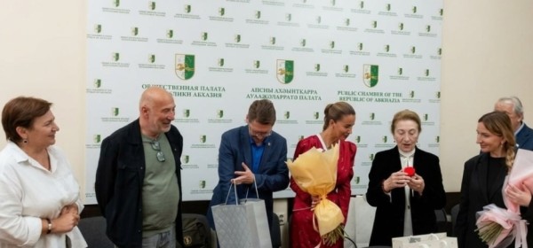 Урыстәылеи Аԥсни Руаажәларратә палатақәа рхаҭарнакцәа Аҟәа имҩаԥыргеит агуманитартәи ауаажәларратәи проектқәа рынагӡараҿы аԥышәа аимдара иазкыз аиԥылара