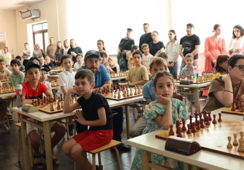Более 100 юных шахматистов участвуют  в турнире Ochamchira Open