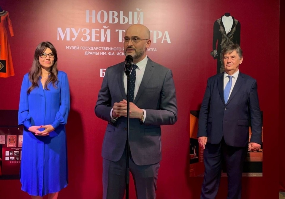Аҟәа ақалақь аҿы иаатит Фазиль Искандер ихьӡ зху Аҳәынҭқарратә аурыс драматә театр амузеи.