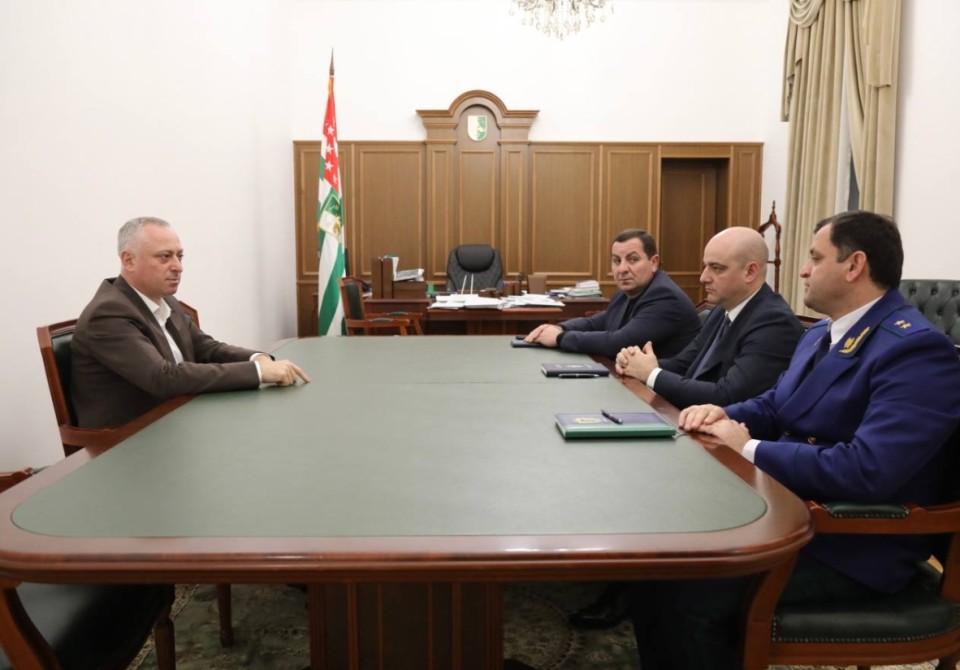 Бадра Гунба провёл совещание с руководителями правоохранительных органов      