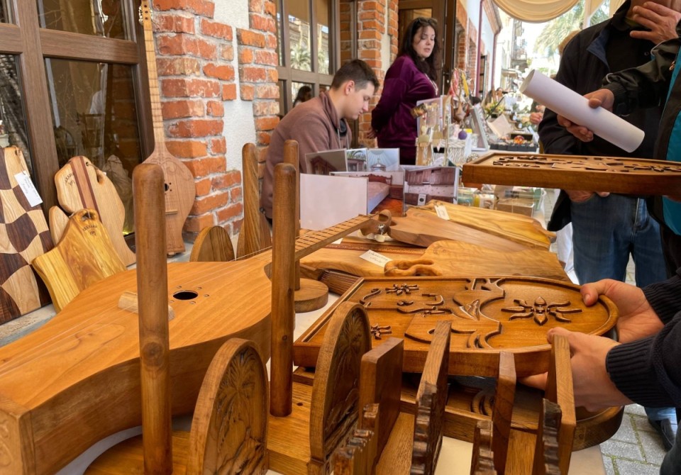 Выставка абхазских производителей и ремесленников открылась на площади Багапша