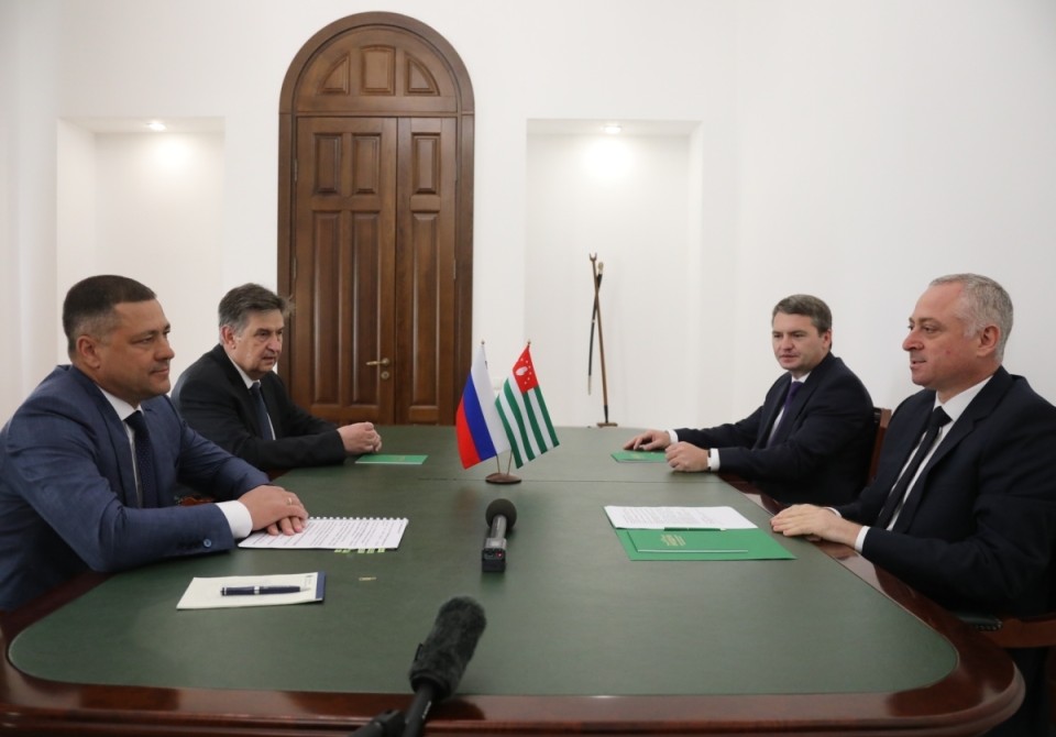 Гәынба Бадра Ԥсковтәи аобласт агубернатор Михаилом Ведерников дидикылеит.