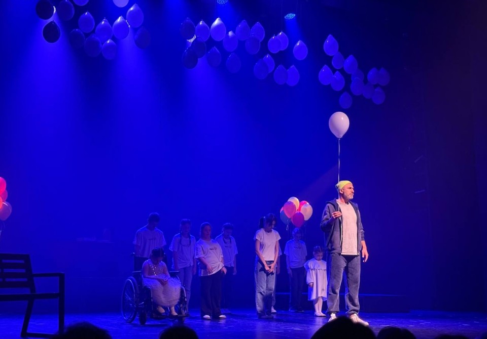 Принимать мир таким, какой он есть: инклюзивный спектакль «Супергерои» состоялся в Сухуме