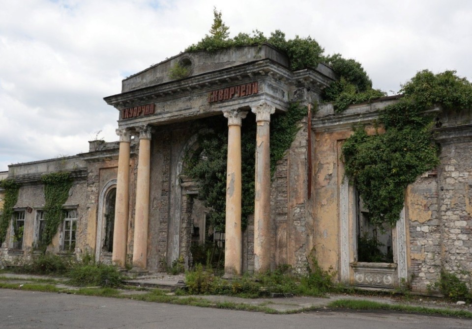 Началась реконструкция здания железнодорожного вокзала в Ткуарчале