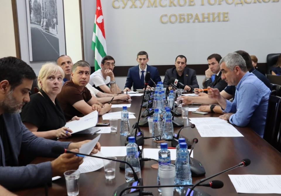 Иностранные граждане, самостоятельно оказывающие платные услуги в Сухуме, будут платить налоги   