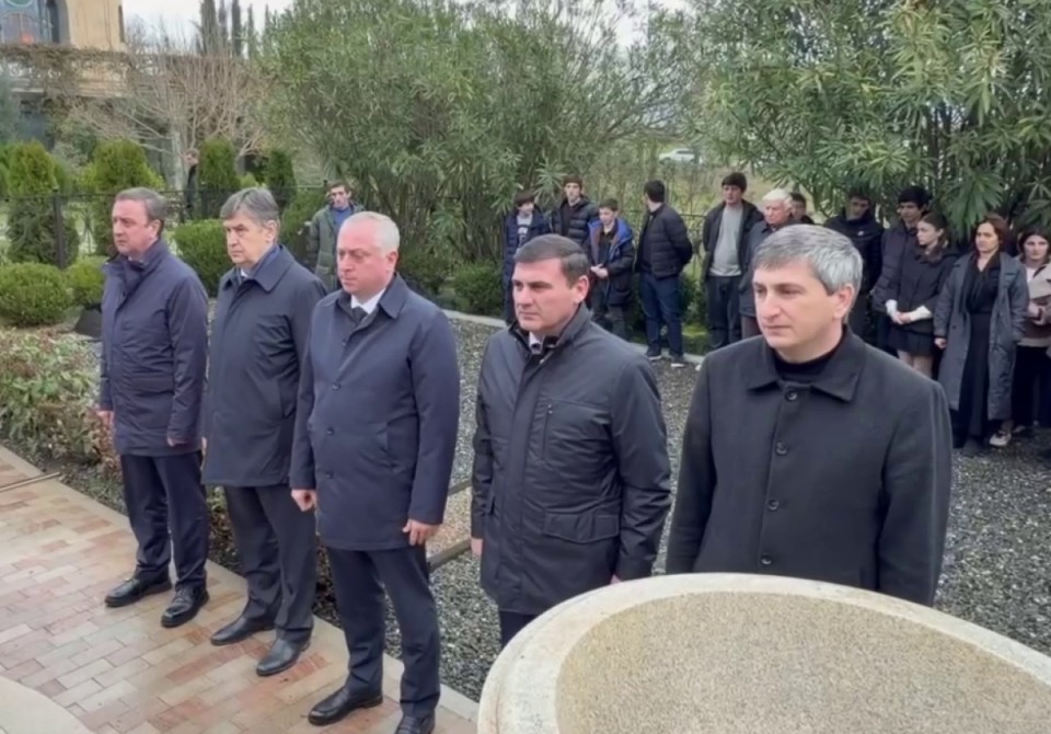 Президент Бадра Гунба почтил память второго президента Абхазии Сергея Багапш