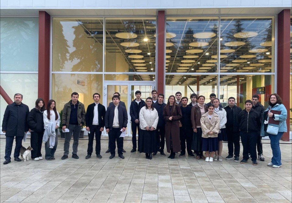 Профориентационную экскурсию для школьников провели в сухумском аэропорту