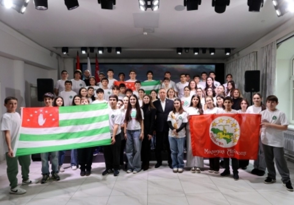 Алеқсандр Беглов Аԥснынтәи иааз ашколхәыҷқәеи аколлеџь астудентцәеи дырԥылеит.