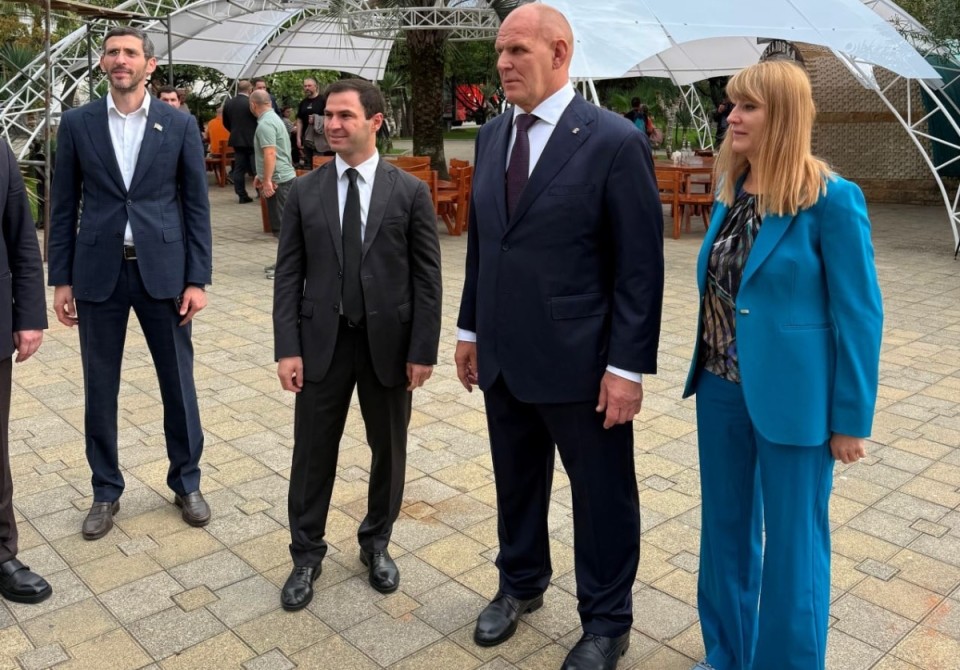 Аҳәынҭқарратә Дума адепутатцәа Светлана Журовеи Алеқсандр Карелини апартиа «Аԥсны акзаара» Аизараду ҳаҭыр зқәу асасцәа раҳасабала Аҟәаҟа иааит.