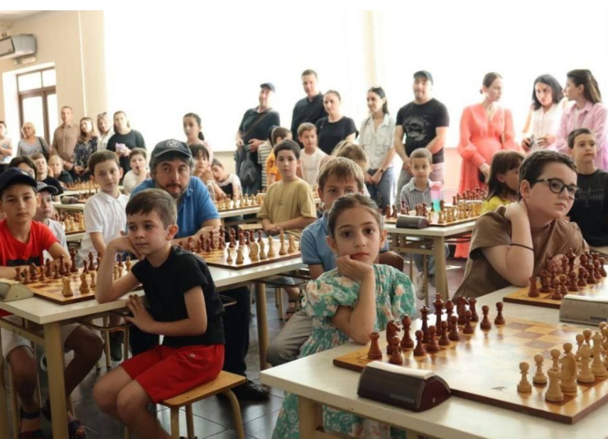 Более 100 юных шахматистов участвуют  в турнире Ochamchira Open