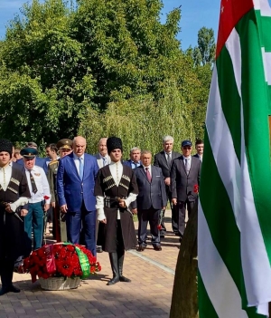 АСЛАН БЖАНИЯ И МУРАТ КУМПИЛОВ ПОЧТИЛИ ПАМЯТЬ  ДОБРОВОЛЬЦЕВ, ПОГИБШИХ В ОТЕЧЕСТВЕННОЙ ВОЙНЕ НАРОДА АБХАЗИИ