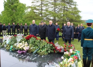 Аслан Бжания возложил цветы к Мемориалу Владислава Ардзинба