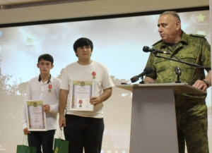 Министр обороны наградил школьников за спасение утопающего