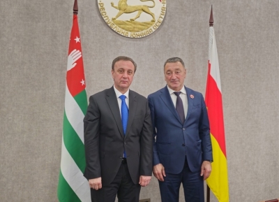 Владимир Делба поздравил председателя Правительства Южной Осетии Константина Джуссоева с днем рождения