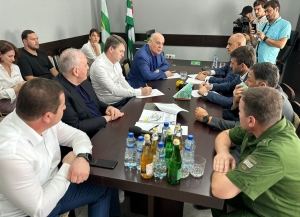 Аслан Бжания провел рабочее совещание на КПП &quot;Псоу&quot;