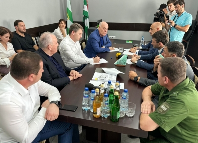 Аслан Бжания провел рабочее совещание на КПП &quot;Псоу&quot;