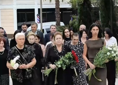 Церемония возложения цветов в День без вести пропавших прошла в Парке Славы в Сухуме