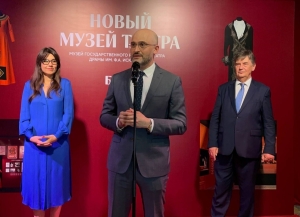 Аҟәа ақалақь аҿы иаатит Фазиль Искандер ихьӡ зху Аҳәынҭқарратә аурыс драматә театр амузеи.