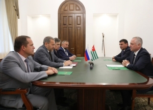 Бадра Гәынба Азакәанԥҵаратә Еизара ахантәаҩы Александр Бельски зхадараҿы дыҟоу Санкт-Петербург аделегациа идикылеит.