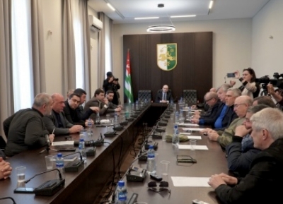 Жәлар Реизара-Апарламент аҿы Кан Кәарҷиеи Леуан Миқаиеи Урыстәылатәи Афедерациа атәылауаҩра рымхра азҵаара азы аилацәажәара мҩаԥысит.