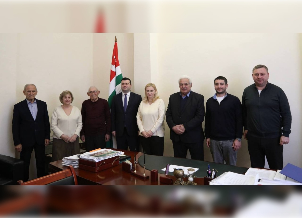 Юбиляров Олега Лакрба и Дзуку Бения чествовали в Госкомспорте