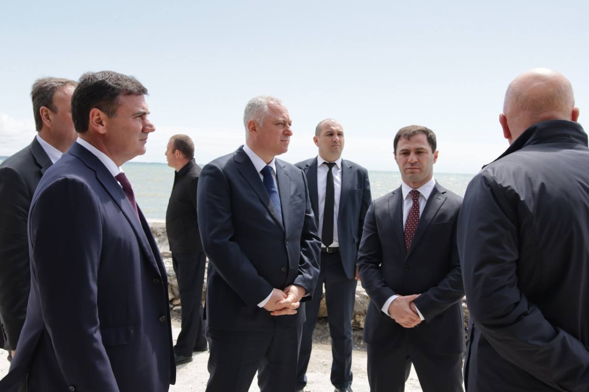 Бадра Гунба проинспектировал ход реставрационных работ на сухумской набережной