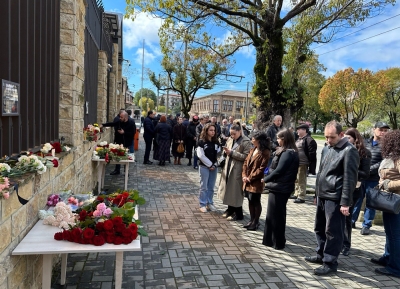 Общее горе: акция в память о погибших в теракте в &quot;Крокус Сити Холле&quot; проходит у посольства России в Абхазии