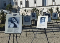 Фотовыставка "Женщины Абхазии" развернута на площади перед Абхазским драмтеатром