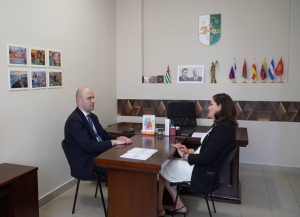 Лаша Ашәбеи Анас Кьышьмариеи ауаҩы, атәылауаҩы изинқәеи ихақәиҭреи азакәкнԥҵаратәи апрактикатәи аиқәыршәара азҵаарақәа ирылацәажәеит.