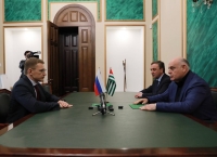 Президент Аслан Бжания принял замминистра финансов РФ Алексея Сазанова