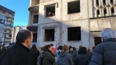 АЛЕКСАНДР АНКВАБ ВСТРЕТИЛСЯ С ПРЕДСТАВИТЕЛЯМИ МИТИНГУЮЩИХ С  ТРЕБОВАНИЕМ ПРЕДОСТАВЛЕНИЯ ЖИЛЬЯ   