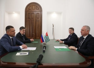 Гәынба Бадра Ԥсковтәи аобласт агубернатор Михаилом Ведерников дидикылеит.