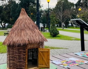 В ПАРКЕ ИМЕНИ Е. ЭШБА В СУХУМЕ ПРОХОДИТ НОВОГОДНЕЕ МУЗЫКАЛЬНОЕ ПОЗДРАВЛЕНИЕ ВОСПИТАННИКОВ ДЕТСАДОВ