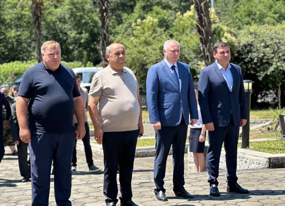 Президент Бадра Гунба почтил память погибших участников тамышского десанта