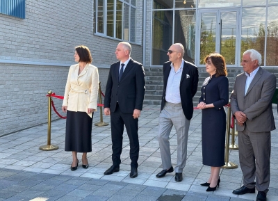 Оскар Гәазаа ихьӡ зху Гәдоуҭатәи 4-тәи абжьаратә школ аиҭашьақәыргыларатә усурақәа рышьҭахь аиадыртит.