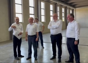 Бадра Гунба и Сергей Кириенко посетили завод напитков «Кристалл», строящийся в Гудауте