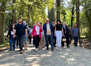Аслан Бжания осмотрел объекты, восстанавливаемые на территории бывших санаториев МВО и ПВО
