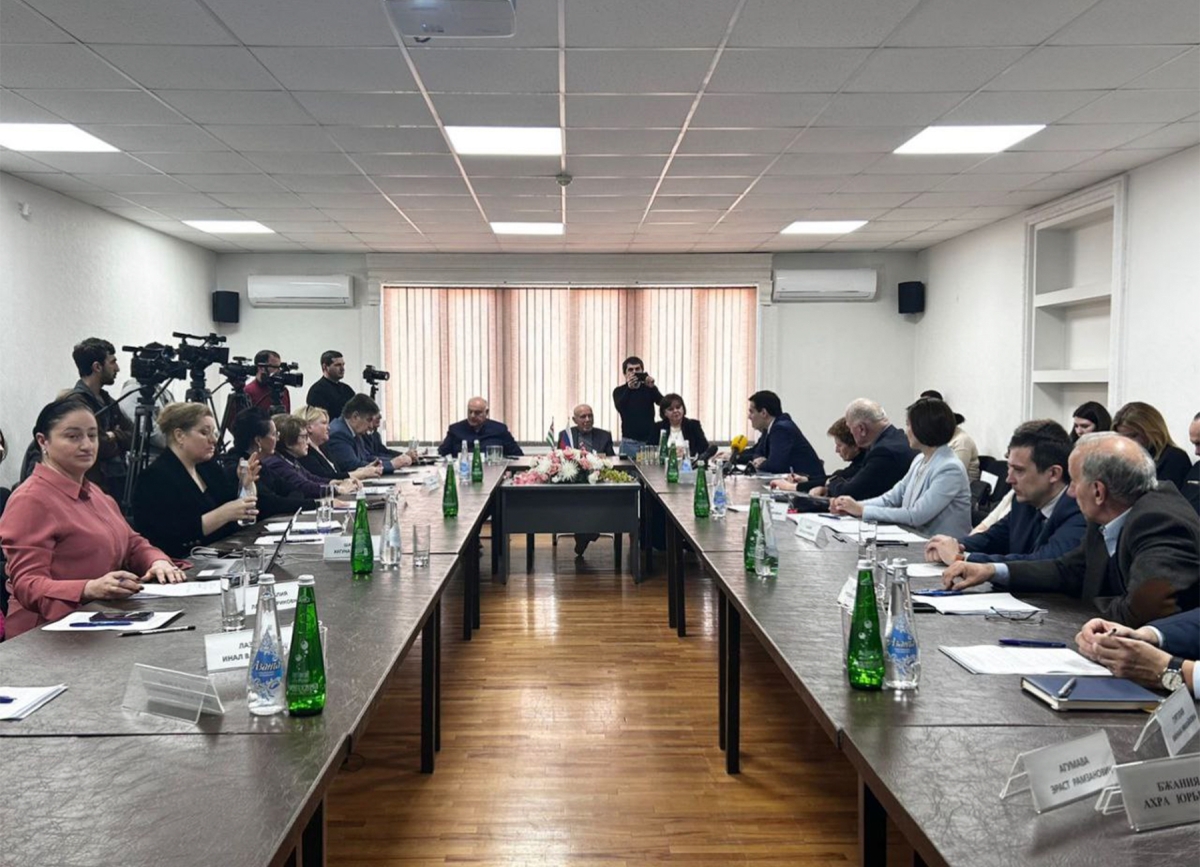 В ЦСЭИ обсудили вопросы безопасности и развития отношений Абхазии и России в преддверии президентских выборов