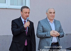 Премьер-министр Владимир Делба в День знаний посетил три школы Ткуарчала