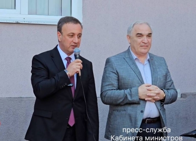 Премьер-министр Владимир Делба в День знаний посетил три школы Ткуарчала