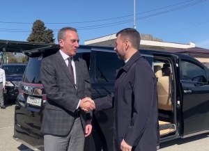 Денис Пушилин прибыл в Абхазия для участия в экономическом форуме