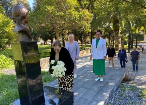 В Сухуме почтили память бортпроводницы Надежды Курченко