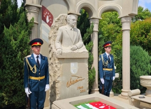 Бадра Гунба возложил цветы к могиле Сергея Багапша